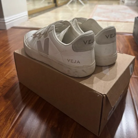 Veja Sneakers - Picture 3 of 7